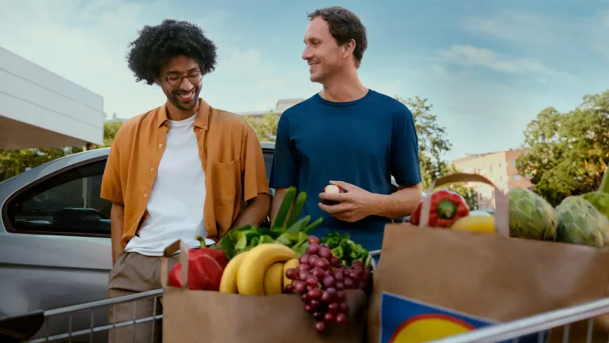 Dois clientes com carrinho de compras LIDL