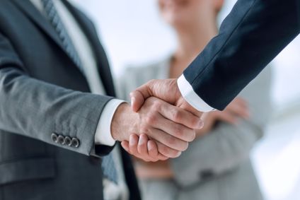 Nahaufnahme des Händedrucks von Geschäftspartnern