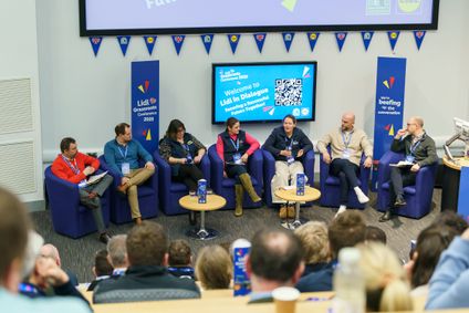 Auf der Bühne der Grassroots Conference diskutieren Lidl-Experten im Plenum vor einem großen Publikum.