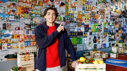 Armand Duplantis vor Mauer voller Lebensmittel von Lidl
