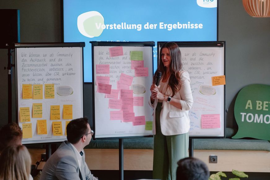 Zapsoenica drži prezentaciju na radionici o korporativnom upravljanju i CSR-u pred okupljenim timom.