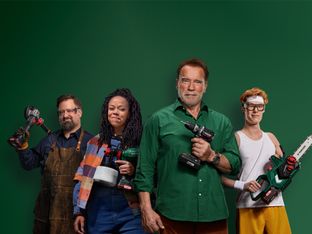 Arnold Schwarzenegger und ein diverses Team präsentieren stolz verschiedene Parkside Werkzeuge vor grünem Hintergrund.