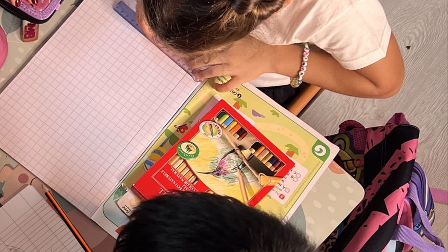 bimbi che scrivono e studiano