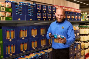 Trabalhador LIDL controlo stock