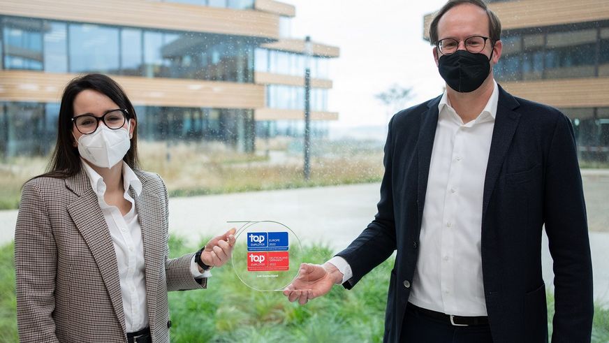 Tsvetelina Weyand, Geschäftsleiterin Personal bei Lidl in Deutschland, und Matthias Oppitz, Geschäftsleitungsvorsitzender von Lidl in Deutschland, nehmen die Auszeichnung "Top Employer 2022" für Lidl in Deutschland entgegen | Foto: Lidl