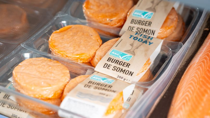 Inovație pe piața alimentelor: Lidl România testează introducerea în sortimentul de produse a primului burger cu somon proaspăt disponibil pe piață