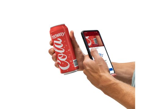 Ein Handy mit der Lidl Plus App scannt eine Freeway Cola ein
