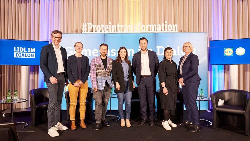 Lidl lädt zum Dialog, v.l.n.r.: Gereon Schulze-Althoff (Tönnies Unternehmensgruppe), Christine Chemnitz (Agora Agrar), Hendrik Haase (Publizist), Melissa Ott (Futury GmbH), Christoph Graf (Lidl Dienstleistung GmbH & Co. KG), Katharina Riehn (Deutsche Landwirtschaftsgesellschaft), Eva Bell (Bundesministerium für Ernährung und Landwirtschaft) |Foto: Lidl