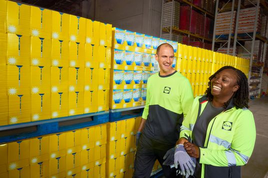 Kollegen aus der Logistik vor Ware