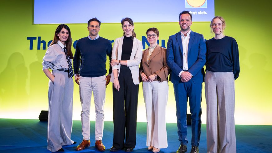 “Lidl im Dialog”: Gesündere Wahl leicht gemacht - Die Möglichkeiten des “Nudging” beim Einkauf. v.l.n.r.: Linda Zervakis (Moderatorin), Arnd Pickhardt (Chief Customer Officer, Lidl Dienstleistung), Christiane Seidel (Verbraucherzentrale Bundesverband), Susanne Hierl (MdB, CDU/CSU-Bundestagsfraktion), Christoph Graf (Chief Merchandising Officer, Lidl Dienstleistung), Prof. Dr. Nina Langen (Leiterin Bildung für Nachhaltige Ernährung und Lebensmittelwissenschaft und des Sustainable Food Choice Hub der Technischen Universität Berlin)