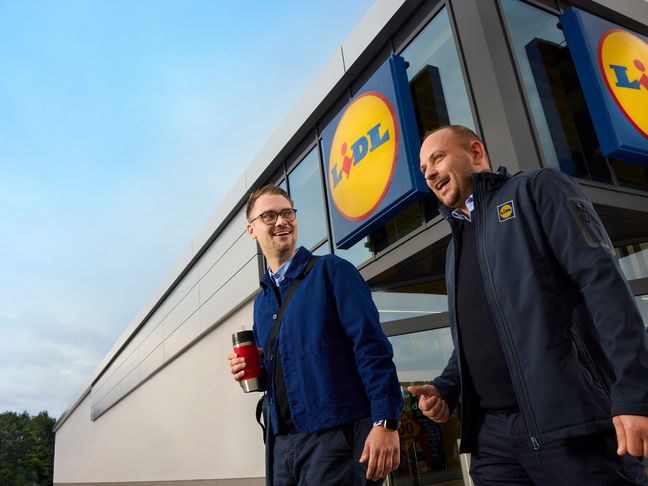 Zwei Mitarbeiter die eine Lidl-Filiale verlassen