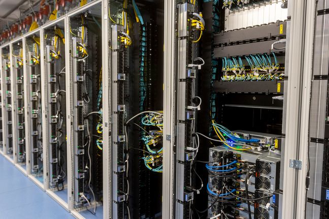 Leistungsstarke IT-Infrastruktur mit Serverracks und blauer Verkabelung steuert die effiziente Klima-Logistik von Lidl.