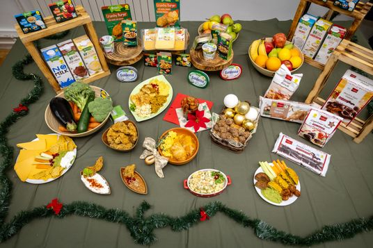Bogat blagdanski stol ispunjen pripremljenim veganskim jelima, svježim voćem i povrćem te Vemondo i Favorina proizvodima.