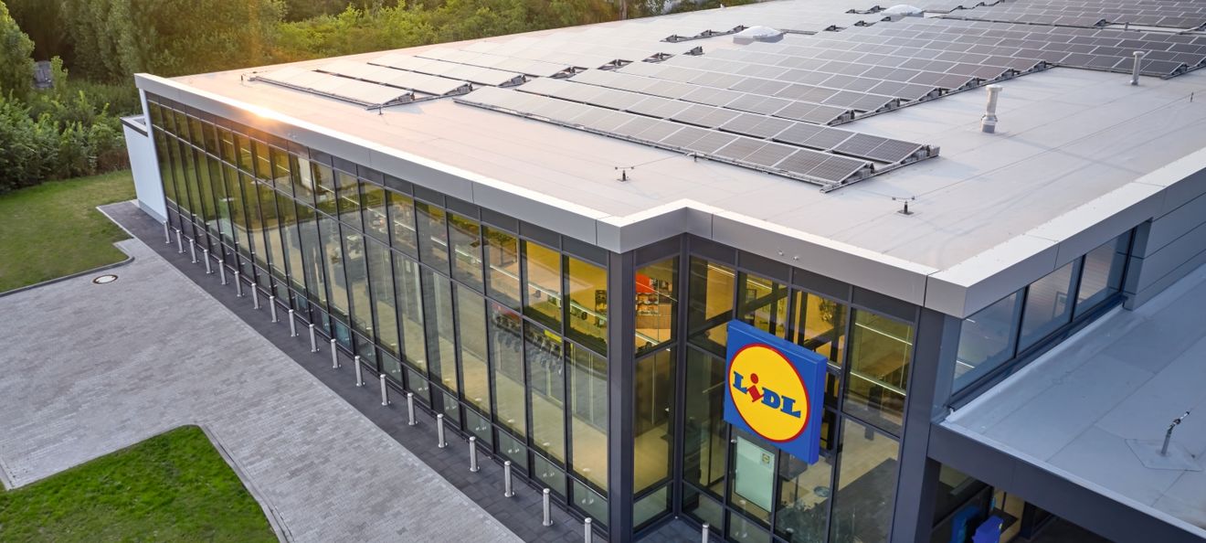 Vista aérea detalhada de painéis fotovoltaicos na cobertura de um entreposto do Lidl Portugal