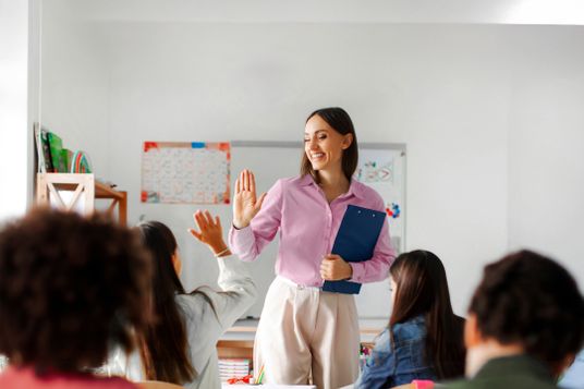 De 10 ani, să te implici în educația copiilor. Știi că merită.