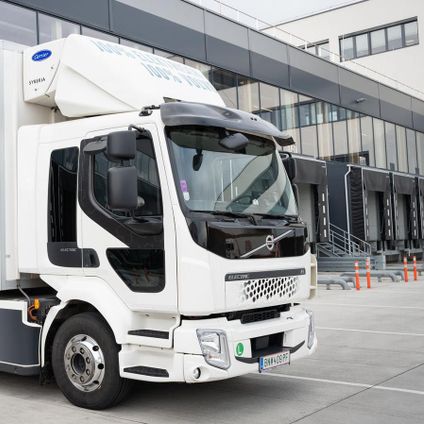 Der vollelektrische Lidl-Lkw steht an der Laderampe und symbolisiert den Weg zur emissionsfreien Logistik-Flotte.