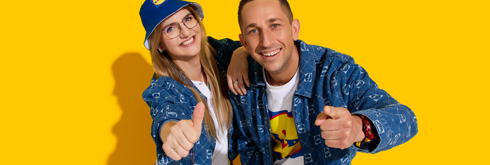 Pracowniczka i pracownik Lidl Polska w ubraniach z kolekcji Lidl Fan