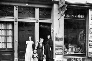 Schwarz-Weiß-Fotografie der ersten Lild Filiale mit der vierköpfigen Gründerfamilie und deren Hund.