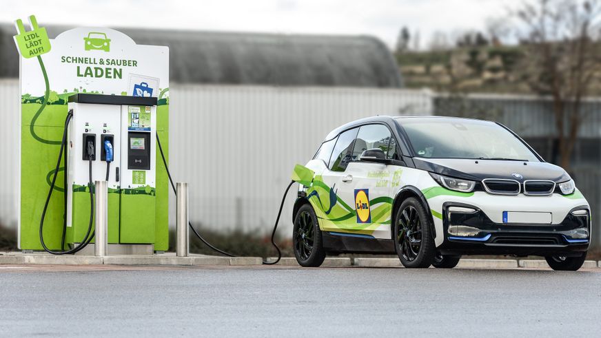 Für mehr klimafreundliche Mobilität: Schwarz Gruppe baut ihr E-Ladesäulennetz europaweit aus