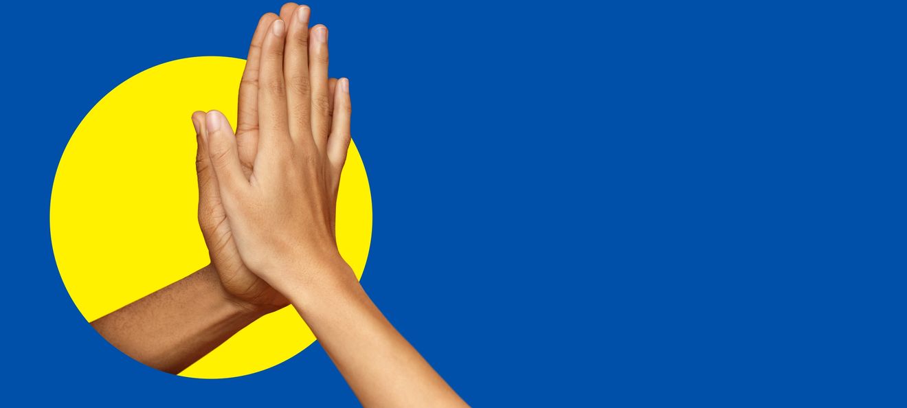 Duas mãos unidas sobre fundo azul