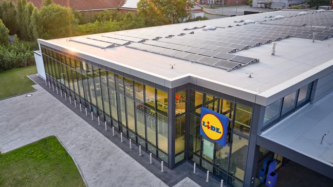 Vista aérea detalhada de painéis fotovoltaicos na cobertura de um entreposto do Lidl Portugal