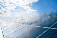 Fotovoltaické panely na střeše prodejny