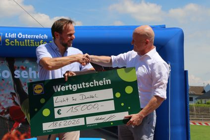 Schulläufe Scheckübergabe Licht ins Dunkel