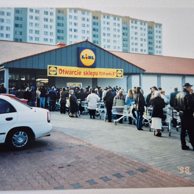 Kolejka przed nowo otwartym sklepem Lidl Polska