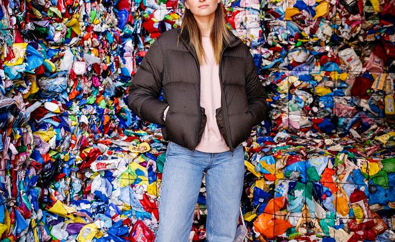 Neues Videoformat #LäuftBeiLidl - Influencer blicken hinter die Kulissen: Lifestyle-Influencerin und -Podcasterin Melisa Dobric beleuchtet die Plastikstrategie REset Plastic der Schwarz Gruppe und nimmt dabei Recycling und Wertstoffe genauer unter die Lupe. | Foto: Lidl