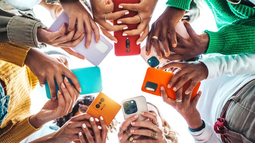 Menschen mit Smartphone