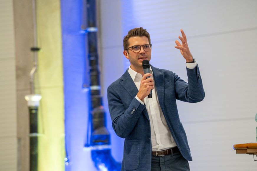 Philipp Dedorath, Leiter Bau der Lidl Immobilien Dienstleistung GmbH & Co. KG, begrüßt die rund 200 Gäste zum Richtfest.