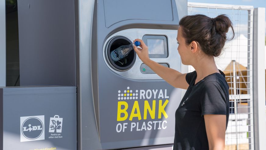 Pentru fiecare PET adus la Royal Bank of Plastic - stațiile de colectare selectivă de lângă Royal Market și Eco Stage, Lidl va dona câte 1 leu pentru renovarea castelului Bánffy. Inițiativa face parte din programul Environment First, prin care Lidl și Electric Castle și-au propus să reducă amprenta ecologică a festivalului. Programul are ca obiective atât educarea participanților la festival în ceea ce privește colectarea selectivă și risipa alimentară, cât și implementarea unor soluții concrete pentru a gestiona ariile cu cel mai mare impact asupra mediului din cadrul Electric Castle.