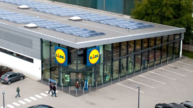 Großflächige Photovoltaikanlagen auf dem Filialdach erzeugen Grünstrom für den nachhaltigen Betrieb des Lidl-Marktes.