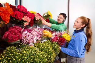 Lidl-Mitarbeiter mit Blumen