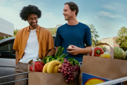 Dois clientes com carrinho de compras LIDL