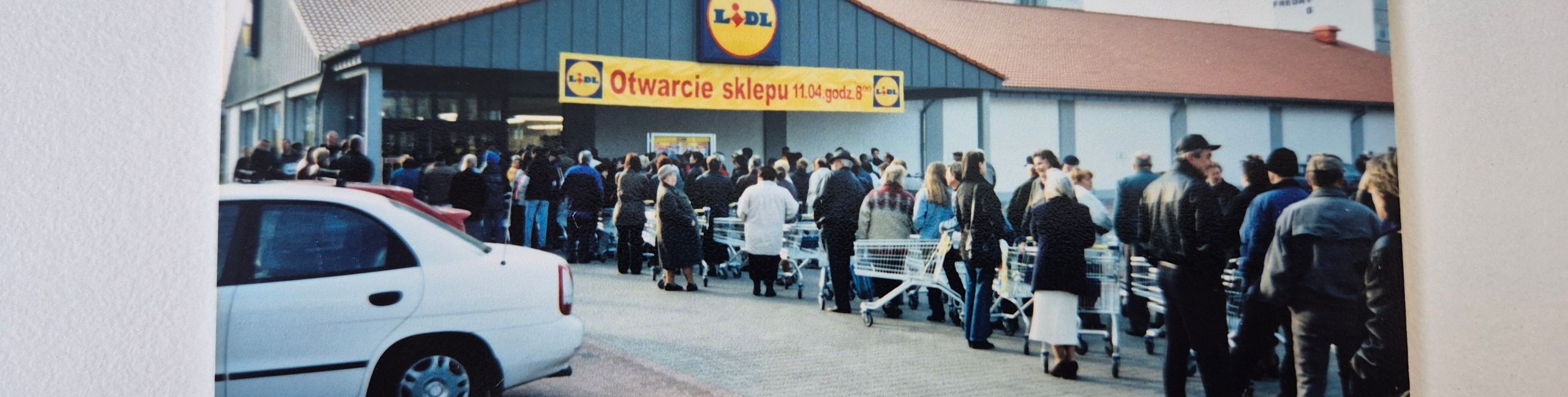 Kolejka przed sklepem Lidl