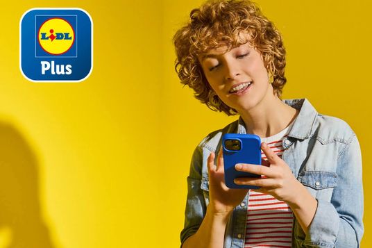 LIDL PLUS DONNA CON TELEFONO IN MANO