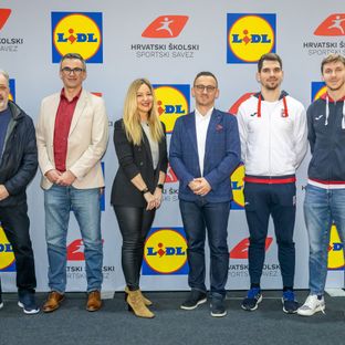Predstavnici Lidla i Hrvatskog školskog sportskog saveza poziraju ispred brendiranog zida.