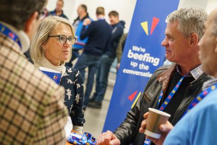 Lidl-Mitarbeiter im angeregten Gespräch über die Nachhaltigkeitsstrategie beim Grassroots-Event.
