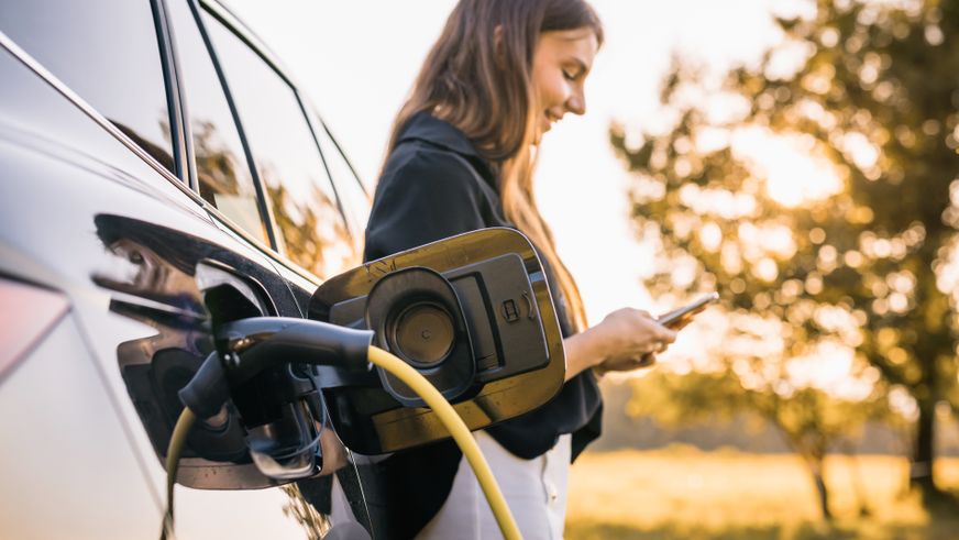 Stratégiai partnerségben fejleszti elektromosautó-töltőhálózatát a Lidl Magyarország és az MVM Mobiliti