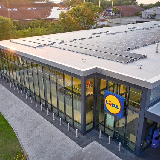 Vista aérea detalhada de painéis fotovoltaicos na cobertura de um entreposto do Lidl Portugal