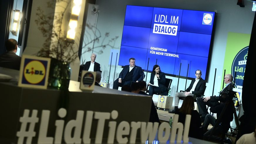 "Lidl Tierwohl-Dialog" in Berlin. v.l.n.r. Peter Wesjohann (Vorstandsvorsitzender der PHW-Gruppe), Thomas Schröder (Präsident des Deutschen Tierschutzbundes), Dr. Tanja Busse (Moderatorin), Benjamin Steeb (Mitglied der Geschäftsleitung Lidl Stiftung) und Bernhard Krüsken (Generalsekretär des Deutschen Bauernverbandes).