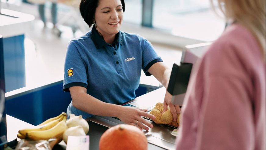 Lidl Mitarbeiterin an der Kassa