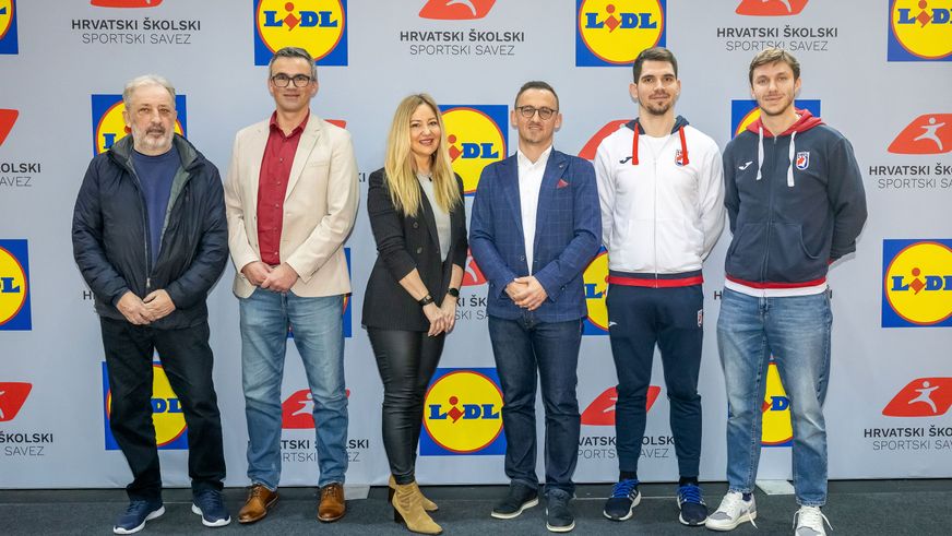 Predstavnici Lidla i Hrvatskog školskog sportskog saveza poziraju ispred brendiranog zida.