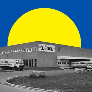 Schwarz-Weiß-Fotografie eines historischen Lidl Lagers mit einem blauen blauen Hintergund und einem aufgehenden gelben Halbkreis im Lidl Corporate Look.