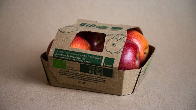 Rote Bio-Äpfel in einer plastikfreien Verpackung aus Pappe.