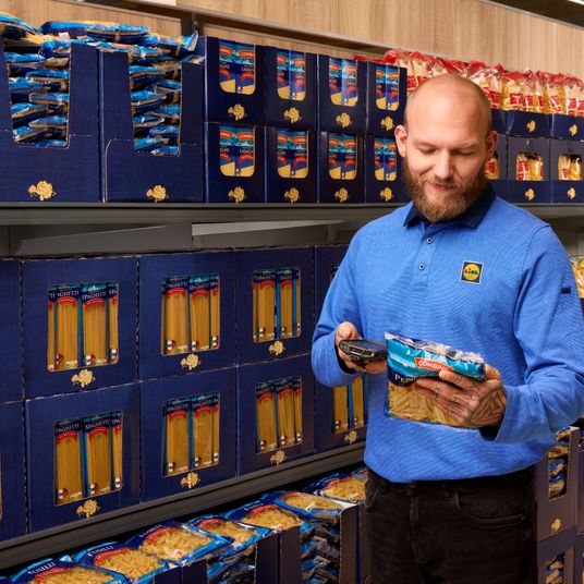 Trabalhador LIDL controlo stock