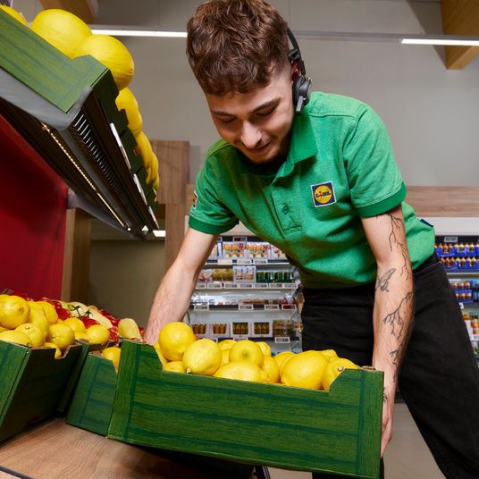 Kollege sortiert Obst und Gemüse