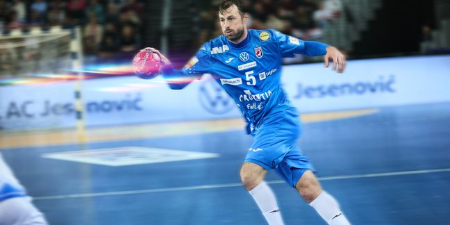 Hrvatski rukometni reprezentativac Domagoj Duvnjak u plavom dresu vodi loptu u napadu.