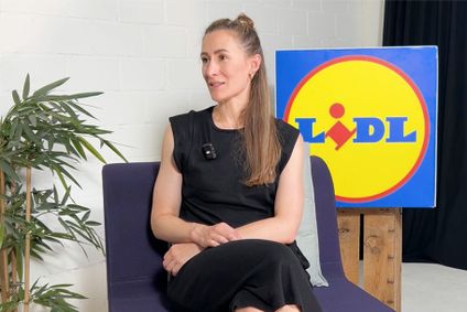 Susanne Keil sitzt während des Interviews lächelnd dem Redepartner zugewandt auf einem Stuhl.